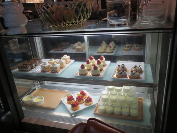 Eat Eat 意義Bistro：【口碑券NO.59】甜點有加分，但還是吃氣氛居多的＂Eat Eat 意義Bistro＂食記