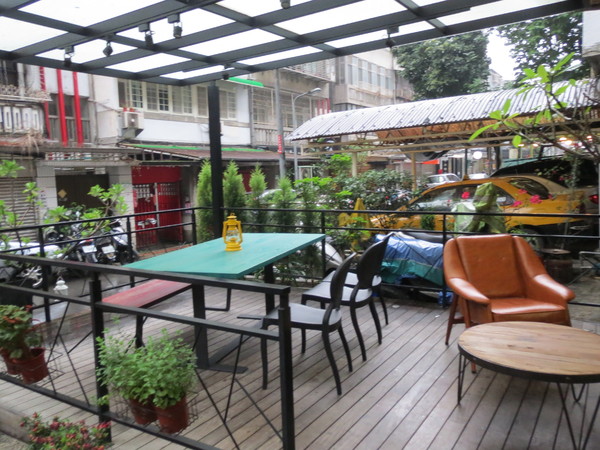 Eat Eat 意義Bistro：【口碑券NO.59】甜點有加分，但還是吃氣氛居多的＂Eat Eat 意義Bistro＂食記