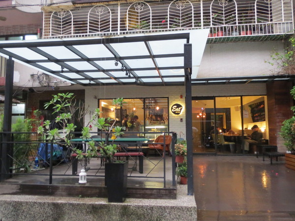 Eat Eat 意義Bistro：【口碑券NO.59】甜點有加分，但還是吃氣氛居多的＂Eat Eat 意義Bistro＂食記