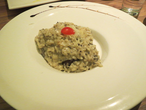 Eat Eat 意義Bistro：【口碑券NO.59】甜點有加分，但還是吃氣氛居多的＂Eat Eat 意義Bistro＂食記