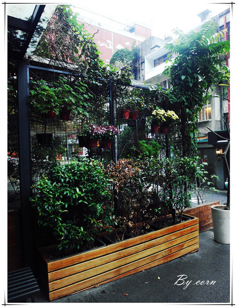 Eat Eat 意義Bistro：【試吃】台北東區§巷弄隱藏美食之藝人簡沛恩開的店→Eat Eat 意義Bistro