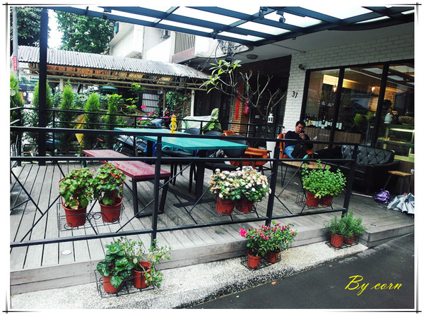 Eat Eat 意義Bistro：【試吃】台北東區§巷弄隱藏美食之藝人簡沛恩開的店→Eat Eat 意義Bistro