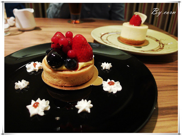 Eat Eat 意義Bistro：【試吃】台北東區§巷弄隱藏美食之藝人簡沛恩開的店→Eat Eat 意義Bistro