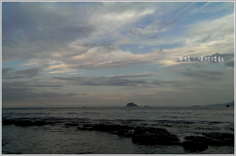 米特，味玩待敘部落格 © MEAT76｜2013-07-14【旅遊紀錄】新北。萬里｜龜吼漁港｜海邊景觀區｜台北難得的清澈海域，親近大海零距離。014.jpg