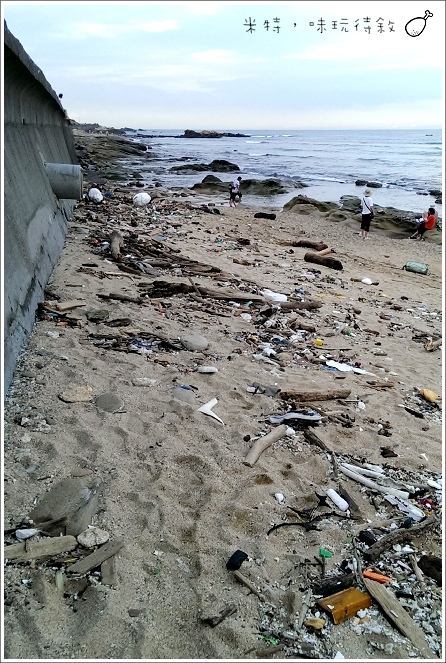米特，味玩待敘部落格 © MEAT76｜2013-07-14【旅遊紀錄】新北。萬里｜龜吼漁港｜海邊景觀區｜台北難得的清澈海域，親近大海零距離。013.jpg