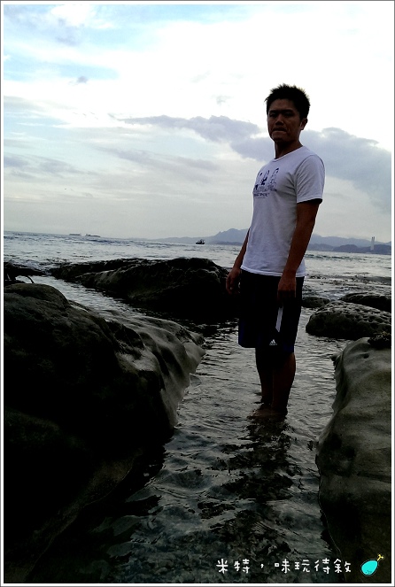 米特，味玩待敘部落格 © MEAT76｜2013-07-14【旅遊紀錄】新北。萬里｜龜吼漁港｜海邊景觀區｜台北難得的清澈海域，親近大海零距離。021.jpg