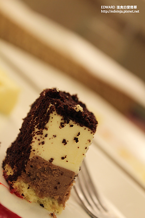 KONAYUKI 粉雪 北海道 Style Cafe：[邀約食記]台北中山 粉雪般的北海道夢幻甜點蛋糕 現在網路也買的到! 粉雪 Konayuki Hokkaido Style Cafe