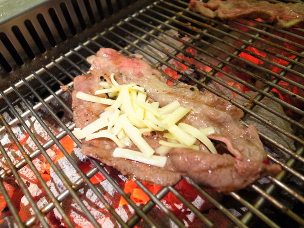 三朵花炭火燒肉‧鍋物：＜台北｜西門｜燒肉＞火鍋。燒肉。韓式料理三合一通通吃到飽！！！