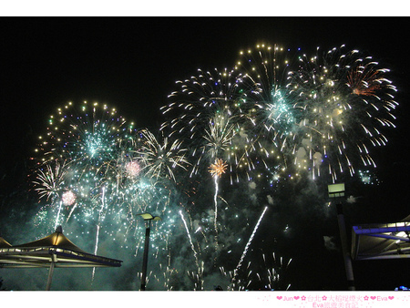 2013台北大稻埕煙火音樂節:【遊記】oO。。台北 大稻埕碼頭、延平河濱公園 每年都會有的七夕情人節活動,大家今年也不可以錯過喲~oO。o○。
