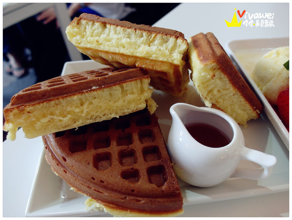 咖啡鑽:台中市東區|需要手套才能掌握的超厚實鬆餅『咖啡鑽』