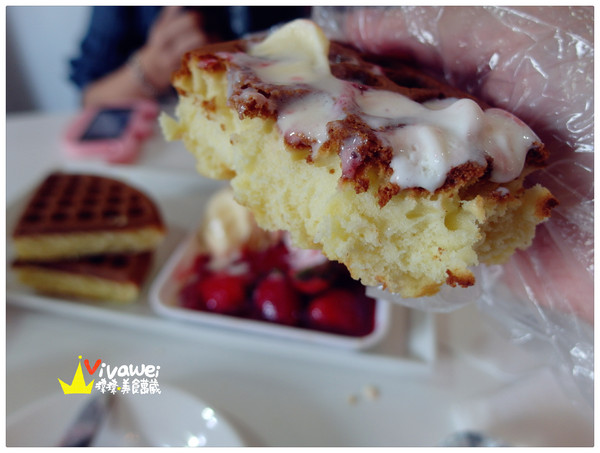 咖啡鑽:台中市東區|需要手套才能掌握的超厚實鬆餅『咖啡鑽』