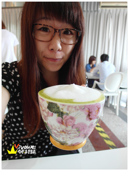 咖啡鑽:台中市東區|需要手套才能掌握的超厚實鬆餅『咖啡鑽』