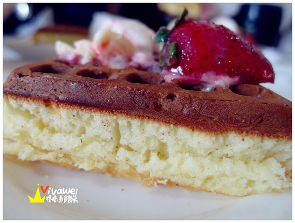 咖啡鑽:台中市東區|需要手套才能掌握的超厚實鬆餅『咖啡鑽』