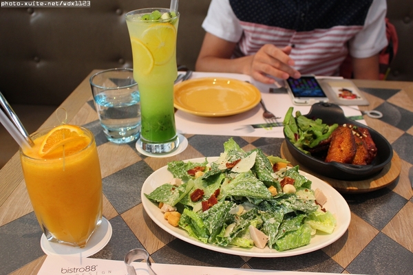 Bistro88義法餐酒館：Bistro88義法餐酒館✪招牌雞翅＆人氣pizza好吃唷~103.10.05