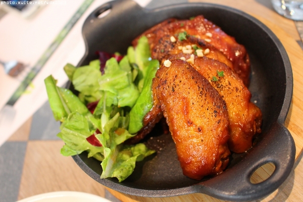 Bistro88義法餐酒館：Bistro88義法餐酒館✪招牌雞翅＆人氣pizza好吃唷~103.10.05