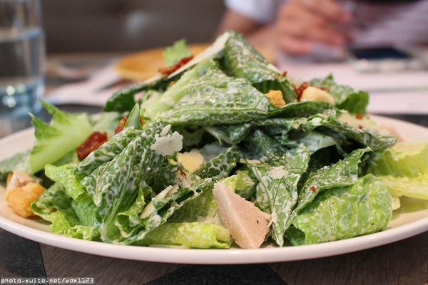 Bistro88義法餐酒館：Bistro88義法餐酒館✪招牌雞翅＆人氣pizza好吃唷~103.10.05