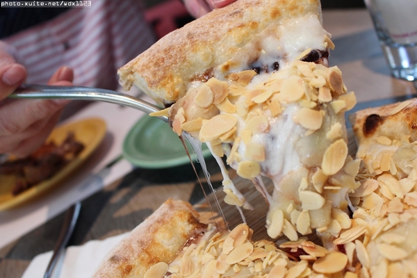 Bistro88義法餐酒館：Bistro88義法餐酒館✪招牌雞翅＆人氣pizza好吃唷~103.10.05