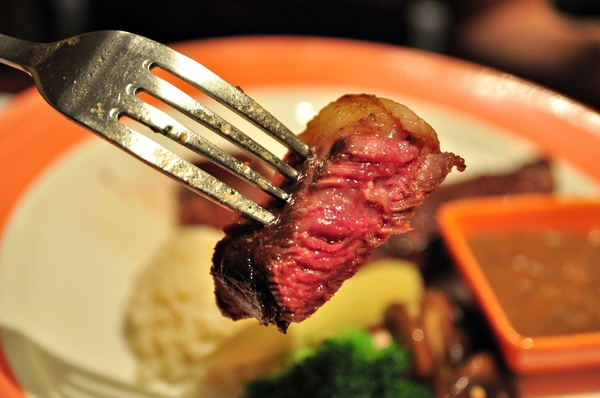 紫紅洋蔥:【高雄】岡山默默擠滿客人小餐廳.紫紅洋蔥.桑尼瘦不了