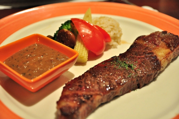 紫紅洋蔥:【高雄】岡山默默擠滿客人小餐廳.紫紅洋蔥.桑尼瘦不了