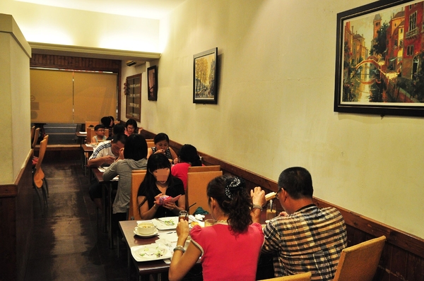 紫紅洋蔥:【高雄】岡山默默擠滿客人小餐廳.紫紅洋蔥.桑尼瘦不了