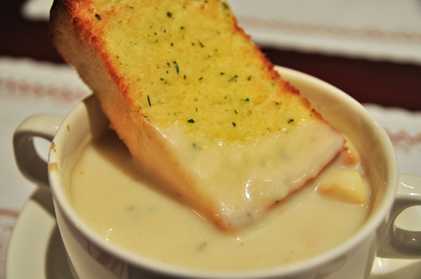 紫紅洋蔥:【高雄】岡山默默擠滿客人小餐廳.紫紅洋蔥.桑尼瘦不了