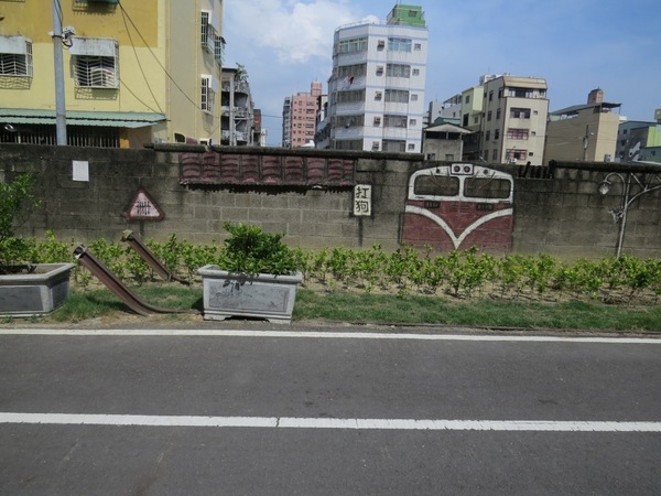 鐵道咖啡：【口碑券3】坐在鐵道旁~愜意喝咖啡『鐵道咖啡/高雄鼓山』