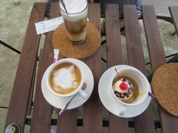 鐵道咖啡：【口碑券3】坐在鐵道旁~愜意喝咖啡『鐵道咖啡/高雄鼓山』