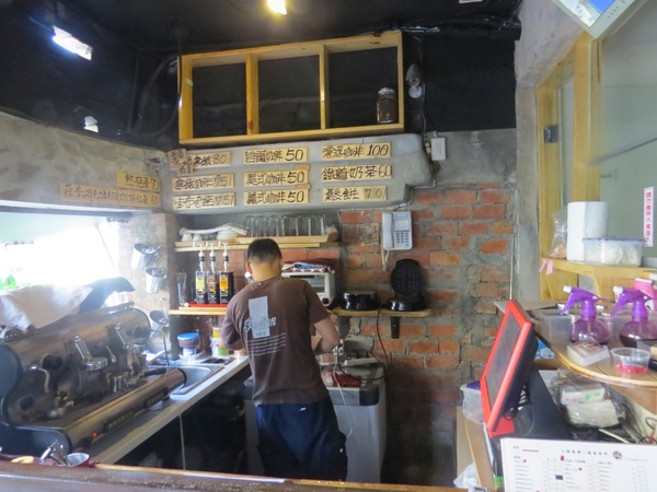 鐵道咖啡：【口碑券3】坐在鐵道旁~愜意喝咖啡『鐵道咖啡/高雄鼓山』