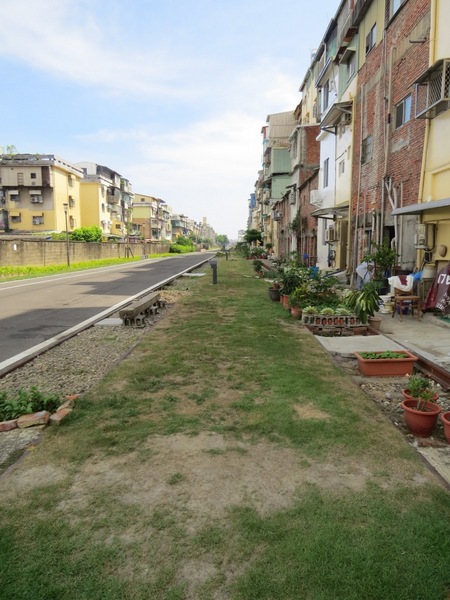 鐵道咖啡：【口碑券3】坐在鐵道旁~愜意喝咖啡『鐵道咖啡/高雄鼓山』