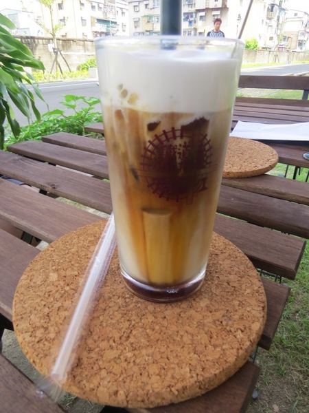 鐵道咖啡：【口碑券3】坐在鐵道旁~愜意喝咖啡『鐵道咖啡/高雄鼓山』