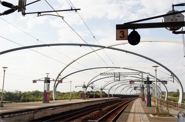 冬山車站：[攝影小旅行]宜蘭 冬山車站&蘭陽博物館~線條與光影的美學