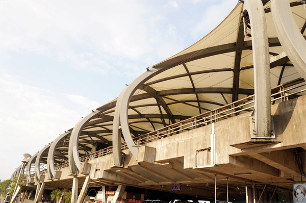 冬山車站：[攝影小旅行]宜蘭 冬山車站&蘭陽博物館~線條與光影的美學