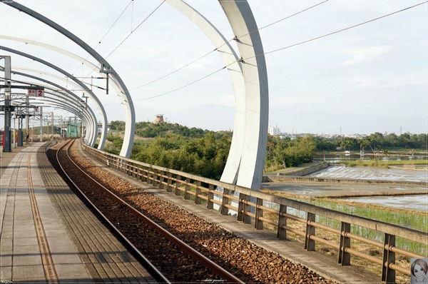 冬山車站：[攝影小旅行]宜蘭 冬山車站&蘭陽博物館~線條與光影的美學