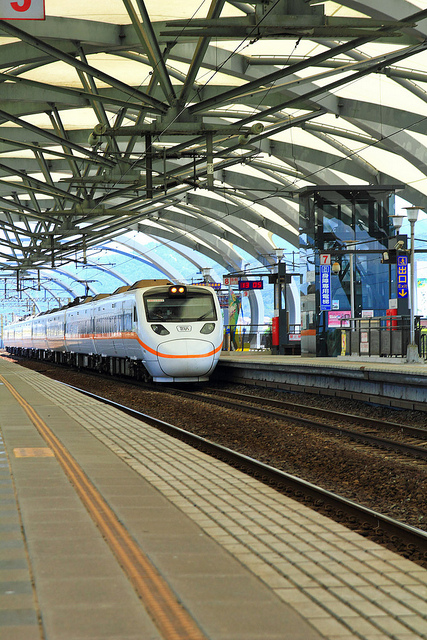 冬山車站：[遊記]【宜蘭】冬山車站。 造景時尚的火車站