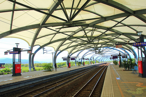 冬山車站：[遊記]【宜蘭】冬山車站。 造景時尚的火車站