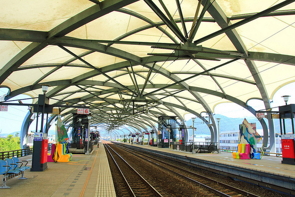 冬山車站：[遊記]【宜蘭】冬山車站。 造景時尚的火車站