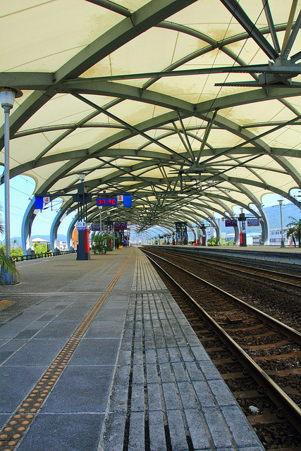 冬山車站：[遊記]【宜蘭】冬山車站。 造景時尚的火車站
