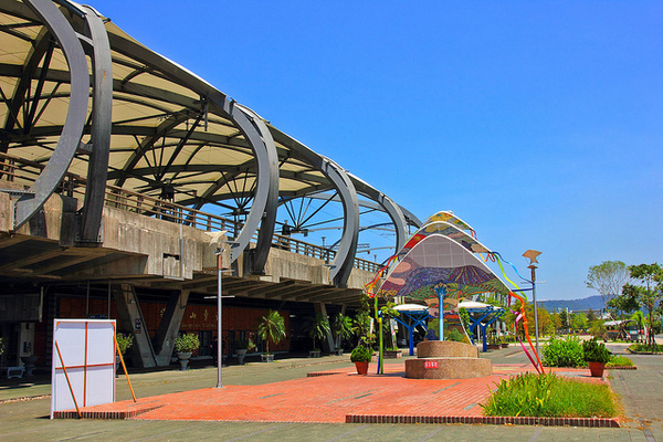 冬山車站：[遊記]【宜蘭】冬山車站。 造景時尚的火車站