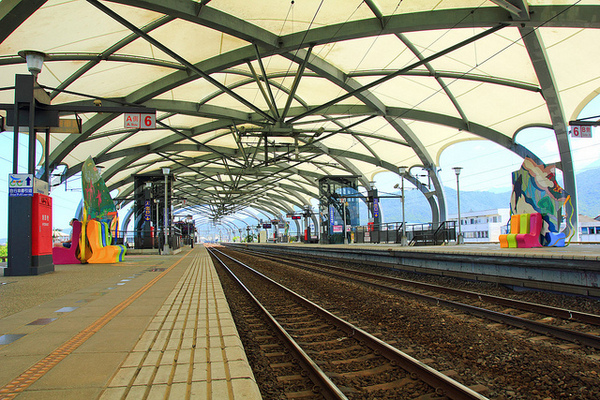 冬山車站：[遊記]【宜蘭】冬山車站。 造景時尚的火車站