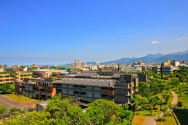 冬山車站：[遊記]【宜蘭】冬山車站。 造景時尚的火車站