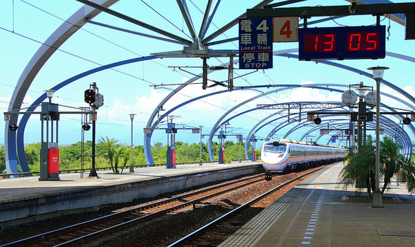 冬山車站：[遊記]【宜蘭】冬山車站。 造景時尚的火車站