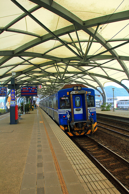 冬山車站：[遊記]【宜蘭】冬山車站。 造景時尚的火車站