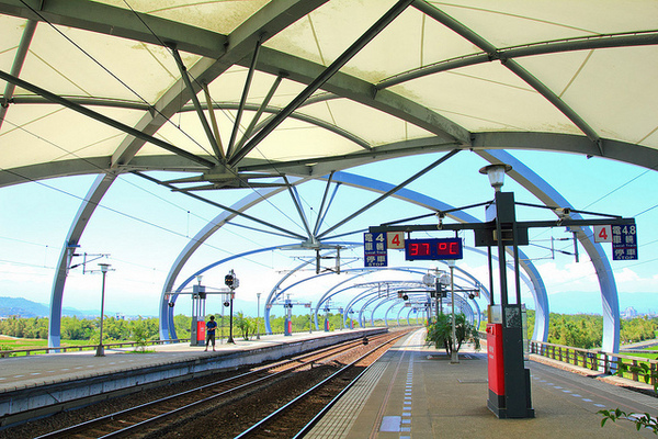 冬山車站：[遊記]【宜蘭】冬山車站。 造景時尚的火車站