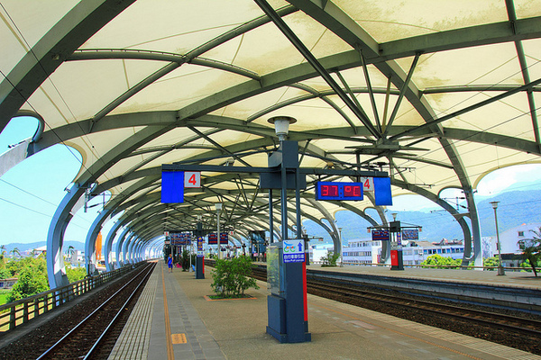 冬山車站：[遊記]【宜蘭】冬山車站。 造景時尚的火車站