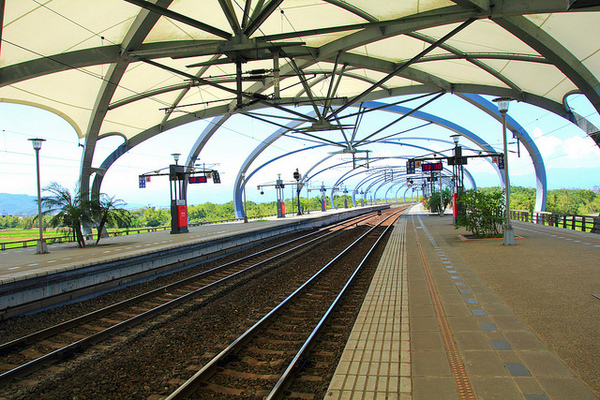 冬山車站：[遊記]【宜蘭】冬山車站。 造景時尚的火車站