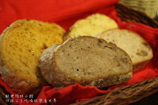 歐嬤柏林小館(园:貝貝熊柏林小館):台北‧東區美食『歐嬤柏林小館』最好吃的德國豬腳