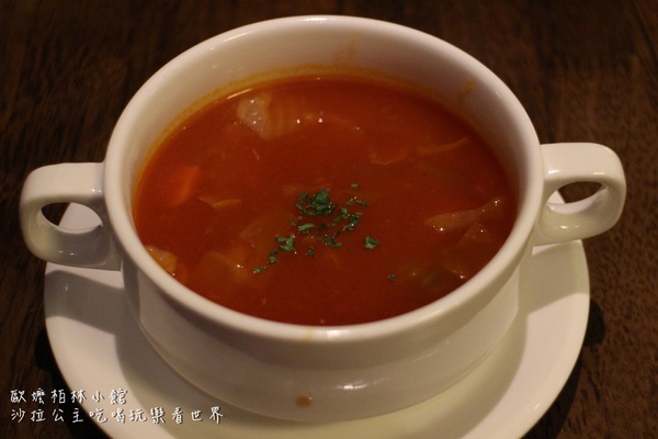 歐嬤柏林小館(园:貝貝熊柏林小館):台北‧東區美食『歐嬤柏林小館』最好吃的德國豬腳