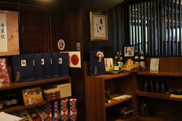 稻庭養助饂飩專門店:(胖樺食記)台北市松江路超級好吃的烏龍麵「稻庭養助饂飩專門店」。雪白如絲綢般的麵條讓人一秒到日本。