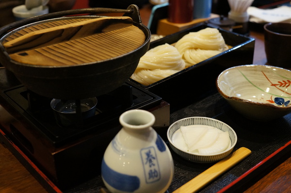 稻庭養助饂飩專門店:(胖樺食記)台北市松江路超級好吃的烏龍麵「稻庭養助饂飩專門店」。雪白如絲綢般的麵條讓人一秒到日本。