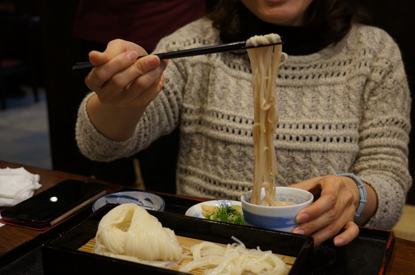 稻庭養助饂飩專門店:(胖樺食記)台北市松江路超級好吃的烏龍麵「稻庭養助饂飩專門店」。雪白如絲綢般的麵條讓人一秒到日本。